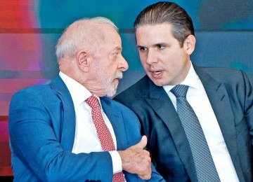 Hugo Motta apoia reeleição de Lula porque o Republicanos liberou as alianças regionais -  (crédito: SERGIO LIMA/AFP)