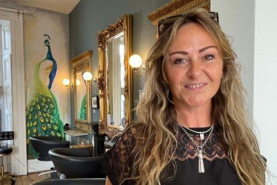 Sam contrata aprendizes no seu salão de beleza, todos os anos -  (crédito: BBC)