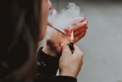 Parar de fumar é a melhor forma de interromper os danos causados à saúde bucal  -  (crédito: Magnific)