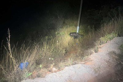 Jovem morre após carro cair em ribanceira na MG-155 -  (crédito: PMRv/Reprodução)