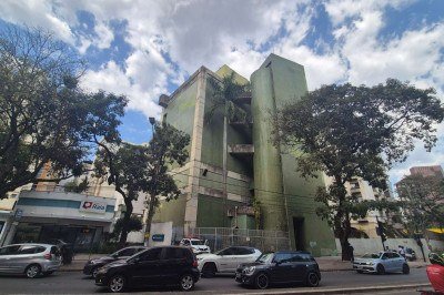 O prédio comercial abandonado atingido por um incêndio no Bairro Santo Antônio, na Região Centro-Sul de Belo Horizonte, passa por uma avaliação estrutural nesta segunda-feira (10/8). -  (crédito: Jair Amaral/EM/D.A. Press)