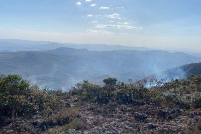 No fim da manhã de 8 de agosto de 2023, três grandes focos de incêndio mobilizaram o Corpo de Bombeiros e brigadistas na Serra da Gandarela  -  (crédito: CBMMG / Divulgação)