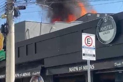 O fogo atingiu, principalmente,  a estrutura de madeira do telhado, o forro de gesso acartonado (drywall), telhas ecológicas e placas solares, elementos que contribuíram para a rápida propagação das chamas.
 -  (crédito: Redes sociais/Reprodução)