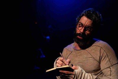 O ator Vandré Silveira, mineiro radicado no Rio, convidou Angelo Paes Leme para dirigi-lo no solo, que fica em cartaz em Belo Horizonte até o próximo dia 31 -  (crédito: bob sousa/divulgação)
