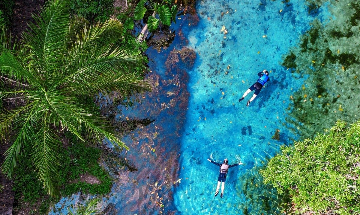 Flutuar na Nascente Azul &eacute; deixar o corpo seguir o ritmo da &aacute;gua e a alma se entregar ao sil&ecirc;ncio