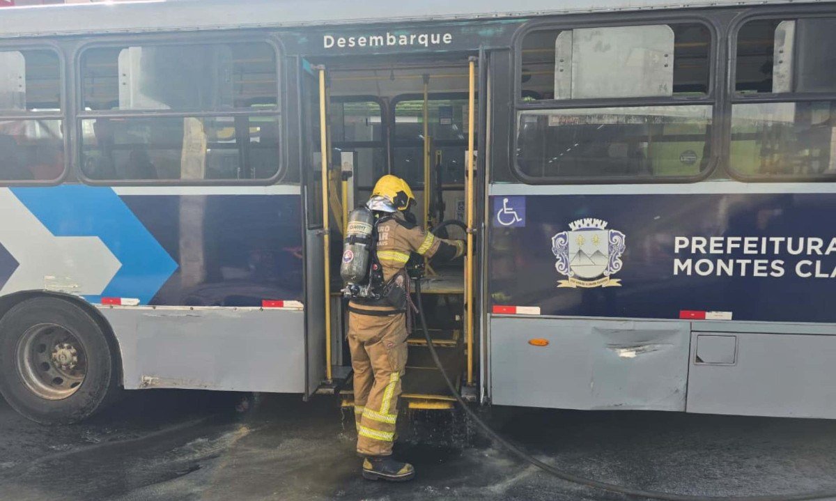 ônibus do transporte de passageiros sofreu princípio de incêndio no Centro de Montes Claros. Fogo foi controlado rapidamente. Ninguém se feriu - (crédito: Corpo de Bombeiros/divulgação)