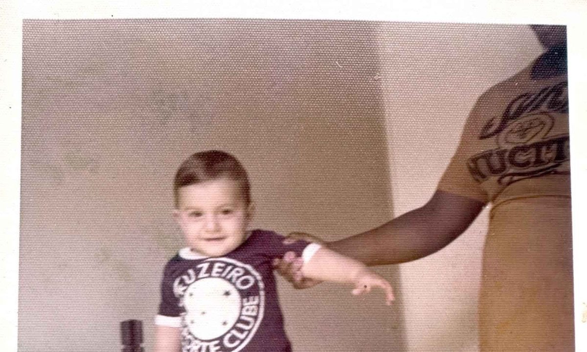 Quando ainda só ensaiava dar seus primeiros passos, o colunista Gustavo Nolasco já vestia short e camisa do Cruzeiro -  (crédito: Arquivo pessoal)