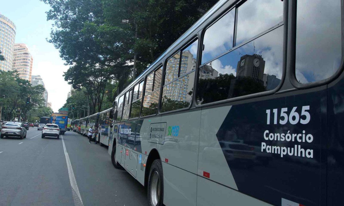 Entrega de novos ônibus na Avenida Afonso Pena, no Centro, em abril: até o fim do ano, mais de 250 veículos deverão ser incorporados à frota - (crédito: Jair Amaral/EM/D.A Press)
