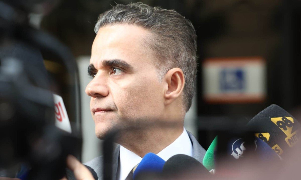 Nesta terça-feira (11/8), o presidente da OAB-MG, Gustavo Chalfun, entregou um pedido de providências à Corregedoria do Tribunal de Justiça de sobre o juiz Milton Lívio Lemos Salles flagrado fumando e bebendo durante um julgamento virtual - (crédito: Marcos Vieira/EM/D.A Press)