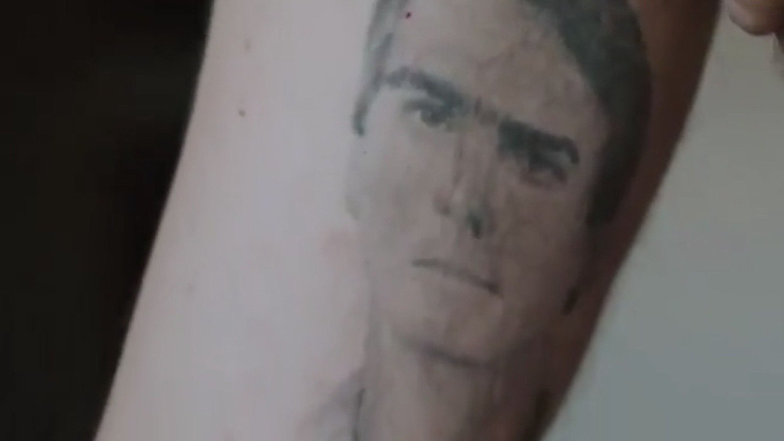 Tatuagem feita por Carlos em homenagem a Jair Bolsonaro