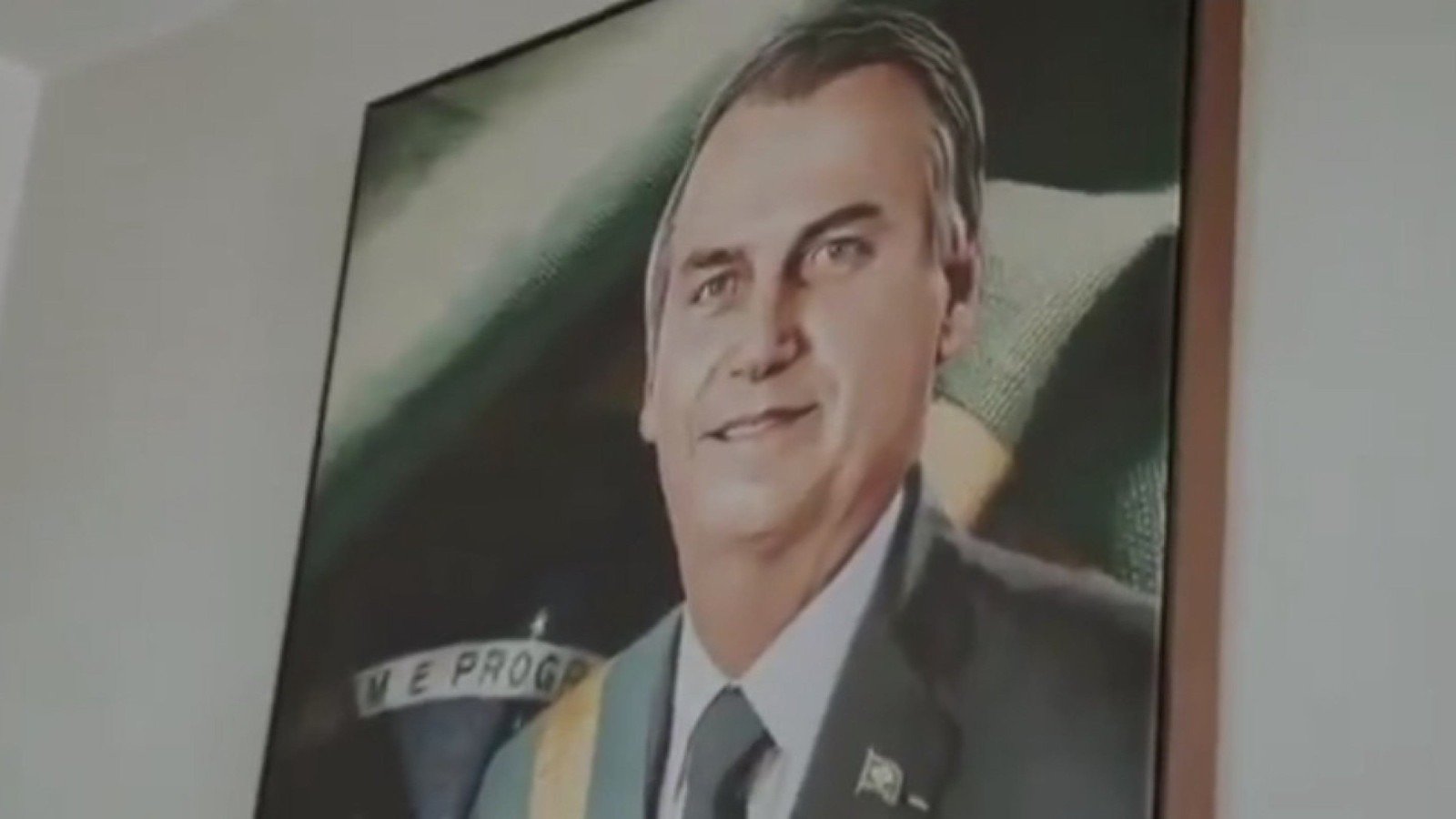 Quadro pintado com o rosto de Jair Bolsonaro na casa de Carlos