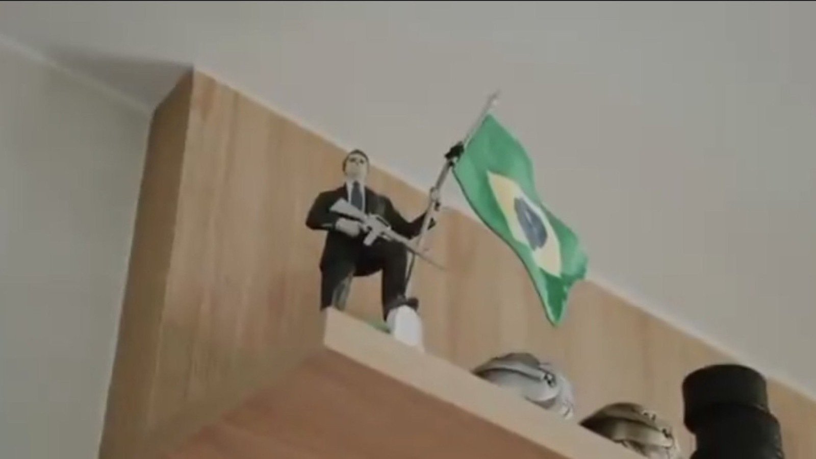 Boneco em refer&ecirc;ncia a Jair Bolsonaro mostrado por Carlos