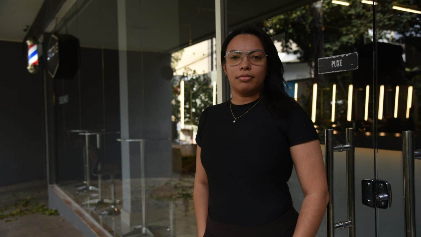 Amanda Cardoso, dona da barbearia Grove, na Rua Sergipe, onde árvore de grande porte caiu nesta terça-feira (11/8)-Gladyston Rodrigues/EM/DA Press