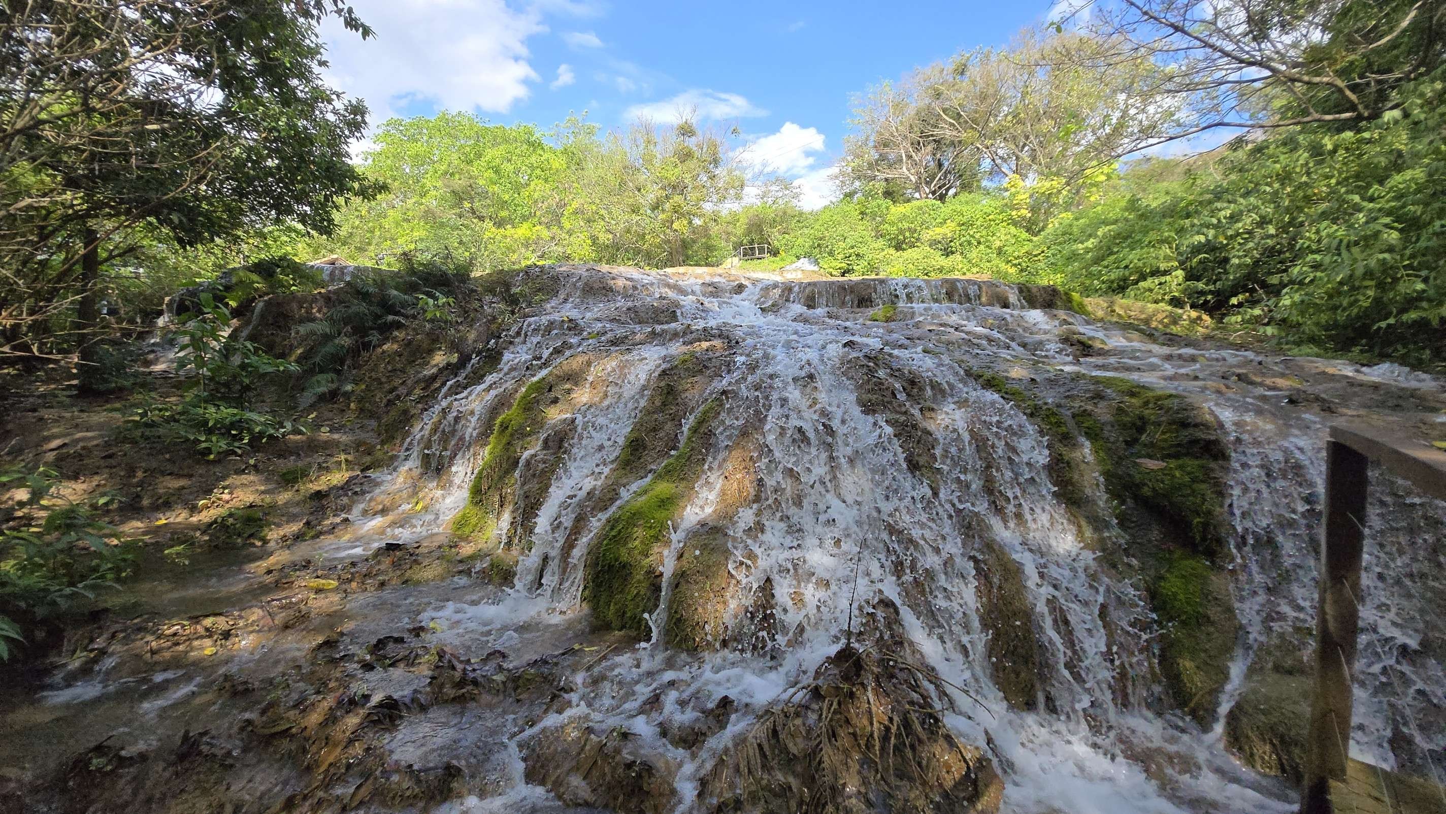 No caminho da Nascente Azul, uma cachoeira parece ter sido esculpida pela própria natureza como um altar sagrado-Carlos Altman/EM