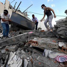 Socorristas buscam sobreviventes de terremoto que matou 132 na Colômbia -  AFP