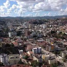 Homem acusado de atirar contra PMs é condenado a quase 24 anos de cadeia  - foto: Wikimedia Commons/Reprodução