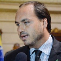 Tatuagem, quadro e bonecos: Carlos mostra itens de devoção a Jair Bolsonaro - Divulgação/CMRJ