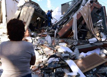 A&ccedil;&otilde;es de resgate continuam em &aacute;reas atingidas pelo terremoto na Col&ocirc;mbia, com equipes em busca de sobreviventes -  (crédito: AFP)
