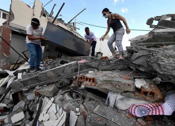 Socorristas buscam sobreviventes depois de forte terremoto na Colômbia       -  (crédito:  AFP)