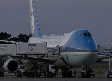 Trump foi visto descendo do antigo Air Force One após a chegada do avião a uma base no Reino Unido -  (crédito: Reuters)