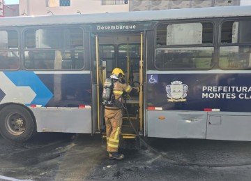 ônibus do transporte de passageiros sofreu princípio de incêndio no Centro de Montes Claros. Fogo foi controlado rapidamente. Ninguém se feriu -  (crédito: Corpo de Bombeiros/divulgação)