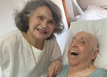 A atriz Rosamaria Murtinho compartilhou imagens do marido, Mauro Mendonça, ao lado da família -  (crédito: Redes sociais)