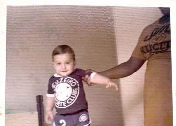 Quando ainda só ensaiava dar seus primeiros passos, o colunista Gustavo Nolasco já vestia short e camisa do Cruzeiro -  (crédito: Arquivo pessoal)
