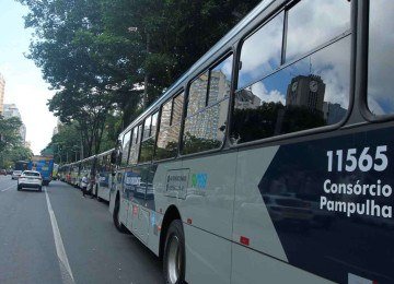 Entrega de novos ônibus na Avenida Afonso Pena, no Centro, em abril: até o fim do ano, mais de 250 veículos deverão ser incorporados à frota    -  (crédito:  Jair Amaral/EM/D.A Press)