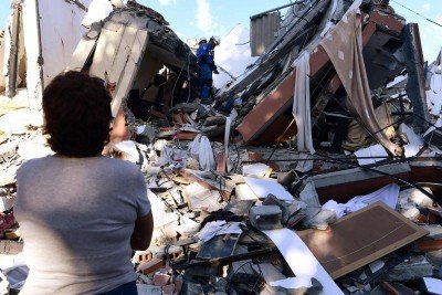 A&ccedil;&otilde;es de resgate continuam em &aacute;reas atingidas pelo terremoto na Col&ocirc;mbia, com equipes em busca de sobreviventes -  (crédito: AFP)
