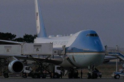 Trump foi visto descendo do antigo Air Force One após a chegada do avião a uma base no Reino Unido -  (crédito: Reuters)