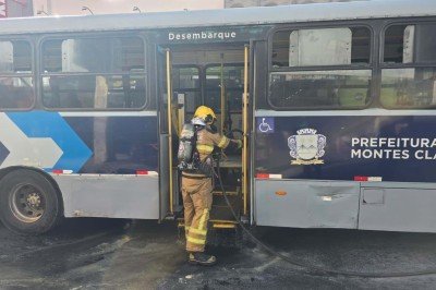 ônibus do transporte de passageiros sofreu princípio de incêndio no Centro de Montes Claros. Fogo foi controlado rapidamente. Ninguém se feriu -  (crédito: Corpo de Bombeiros/divulgação)