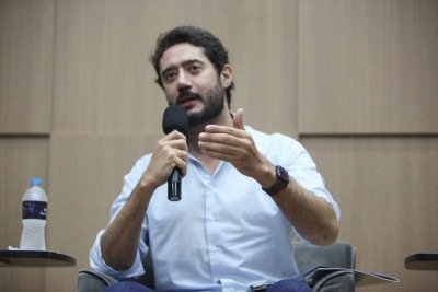 Gabriel Azevedo em sabatina na Faculdade Milton Campos, em Nova Lima, nesta terça-feira (11/8) -  (crédito: Edésio Ferreira/EM/D.A. Press)