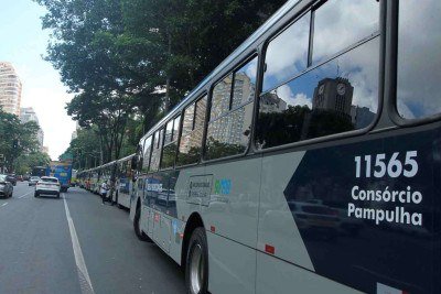 Entrega de novos ônibus na Avenida Afonso Pena, no Centro, em abril: até o fim do ano, mais de 250 veículos deverão ser incorporados à frota    -  (crédito:  Jair Amaral/EM/D.A Press)