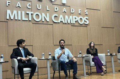Gabriel Azevedo (MDB) em sabatina na Faculdade Milton Campos, nesta terça-feira (11/8) -  (crédito: Giovanna de Souza/EM/D.A. Press)