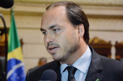 'Filho 02' revelou coleção com itens em homenagem a Bolsonaro -  (crédito: Divulgação/CMRJ)