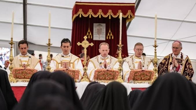 Cl&eacute;rigos da Fraternidade S&atilde;o Pio X em cerim&ocirc;nia lit&uacute;rgica, no centro da disputa com o Vaticano sobre as ordena&ccedil;&otilde;es episcopais -  (crédito: AFP)