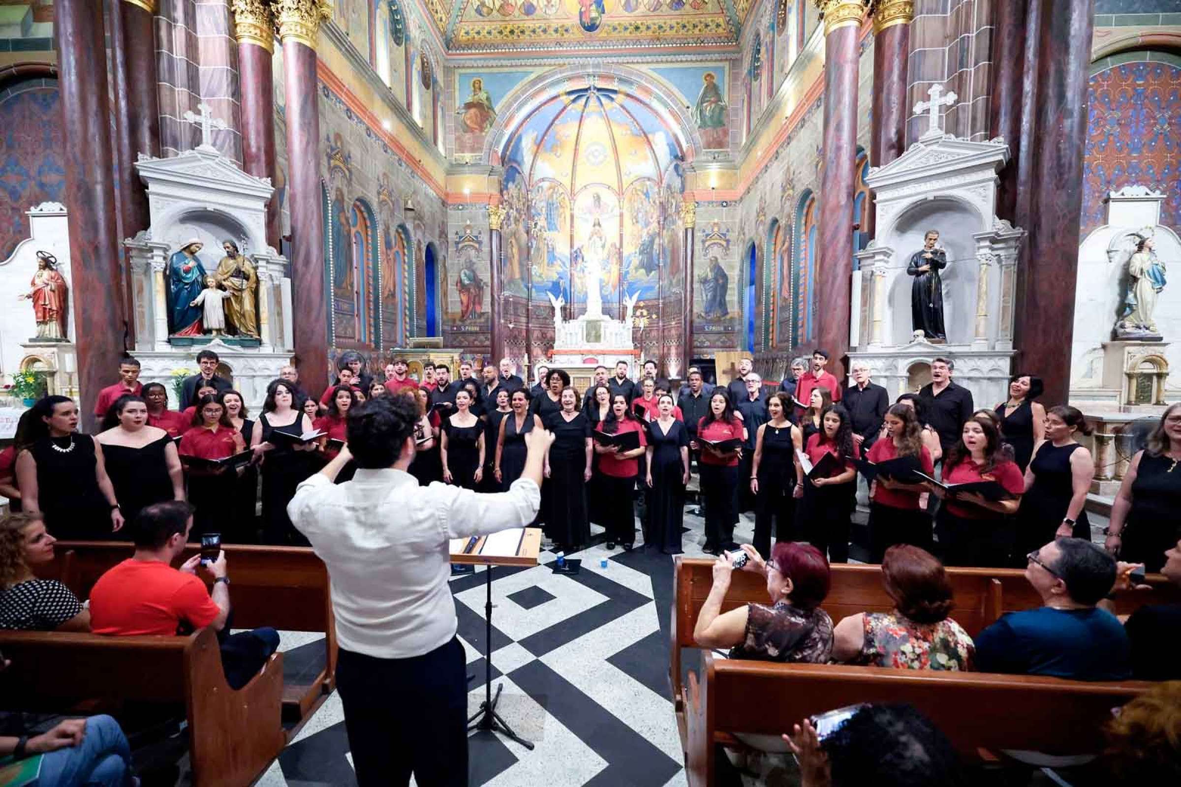 Corais fazem concerto na Igreja S&atilde;o Jos&eacute;, em Belo Horizonte 