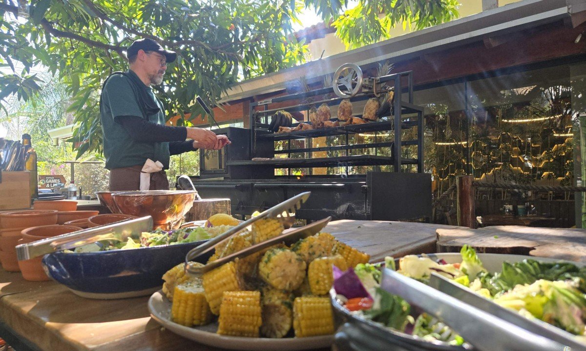 Chef Sylvio Trujillo, do restaurante Angico, prepara um almo&ccedil;o parrilla aos h&oacute;spedes