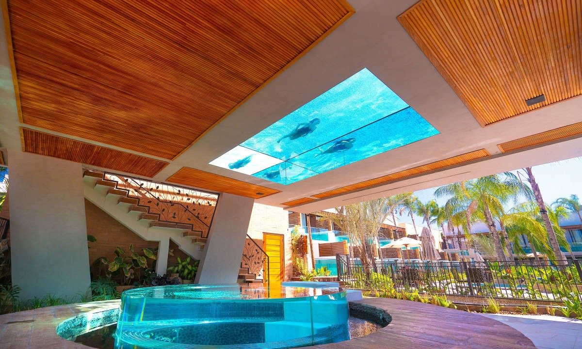 Com 155 metros quadrados, a piscina suspensa do Arte da Natureza Hotel Bonito tem laterais e fundo de vidro
