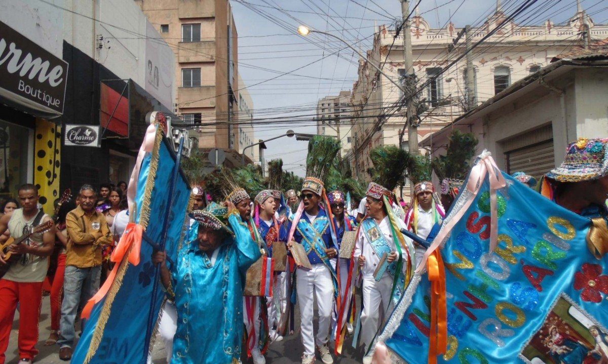 Ritmos, batuques, alegria, roupas e fitas coloridas dos grupos de catopês invadem as ruas de Montes Claros nas Festas de Agosto. - (crédito: Luiz Ribeiro/DA Press)