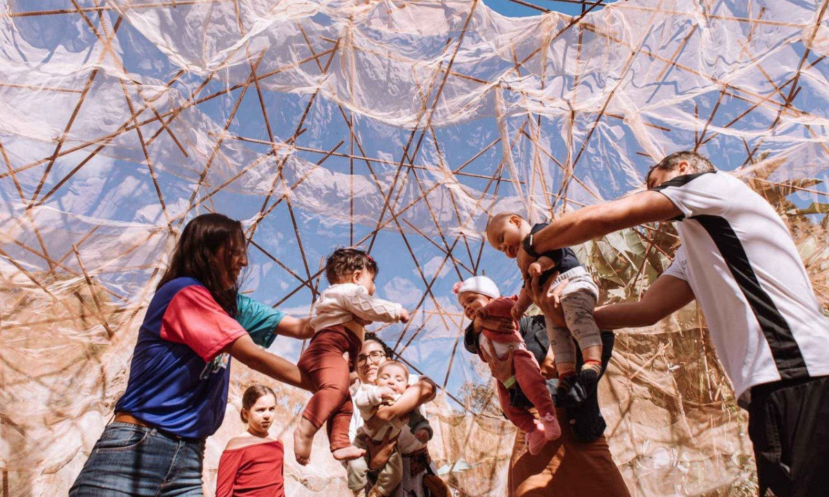 Pular corda, brincar de elásticos, corrida de saco, pé de lata, são apenas algumas das brincadeiras que o festival promove - (crédito: Divulgação / Jessica Metz)