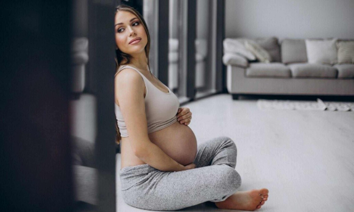 Permanecer mais de dez horas diárias sentada dobra o risco de intercorrências gestacionais - (crédito: Magnific)