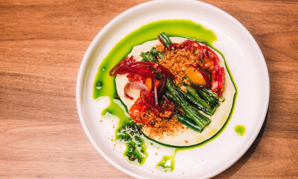 Entrada: homus de edamame com vinagrete de tomate e vagem e farofa crocante pão de alho
- (crédito: Gol/Divulgação)