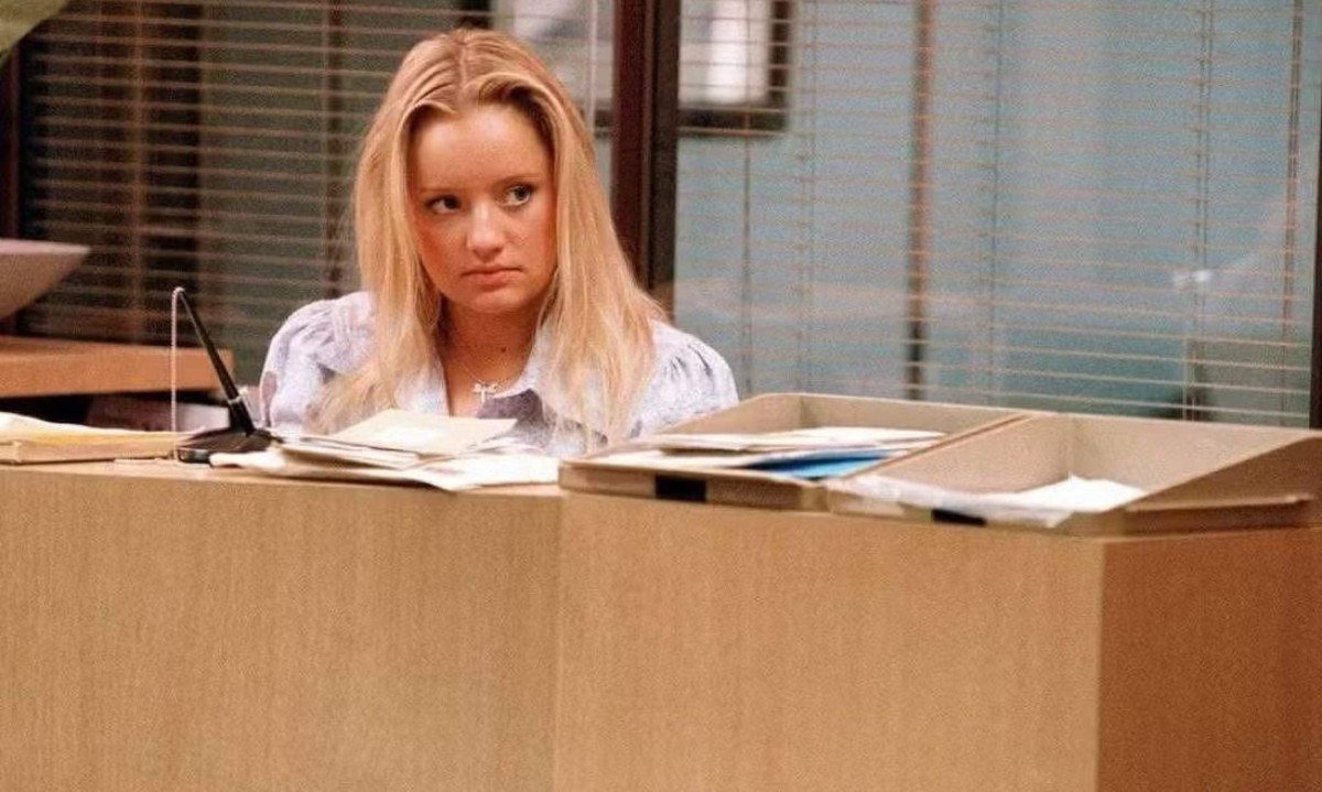 Lucy Davis como Dawn Tinsley na versão britânica da série 'The Office' - (crédito: Divulgação)
