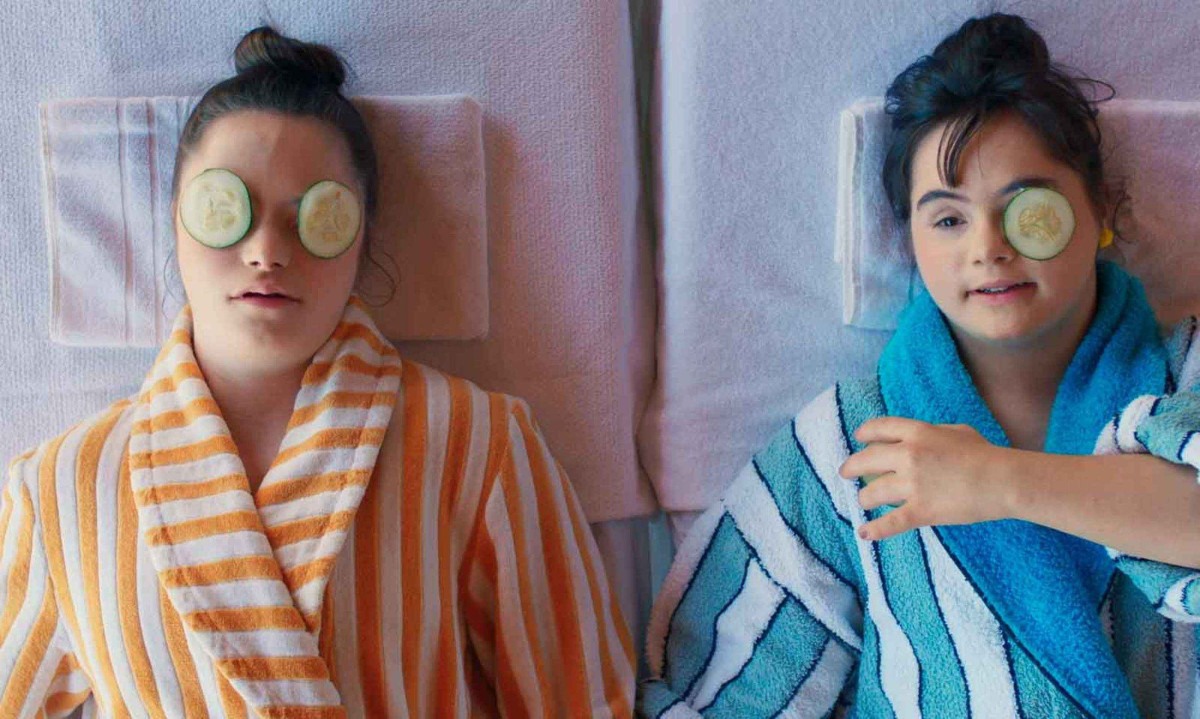 As amigas Fernanda (Rafa Fontanetti) e Letícia (Luiza Godoi) aproveitam a viagem para viver experiências diferentes da rotina no instituto em que vivem - (crédito: H20filmes/Divulgação)