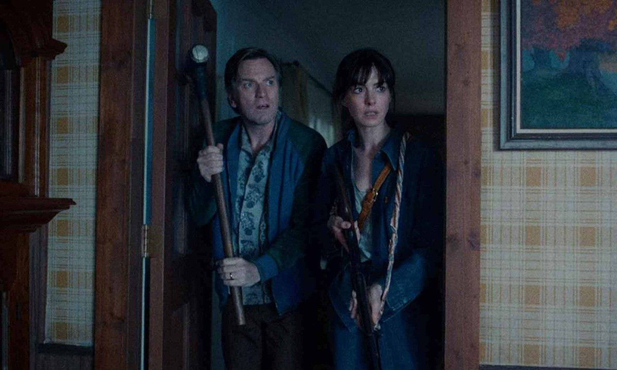 Ewan McGregor e Anne Hathaway vivem casal surpreendido por um evento cósmico que os transporta para local e era desconhecidos - (crédito: Warner/Divulgação)