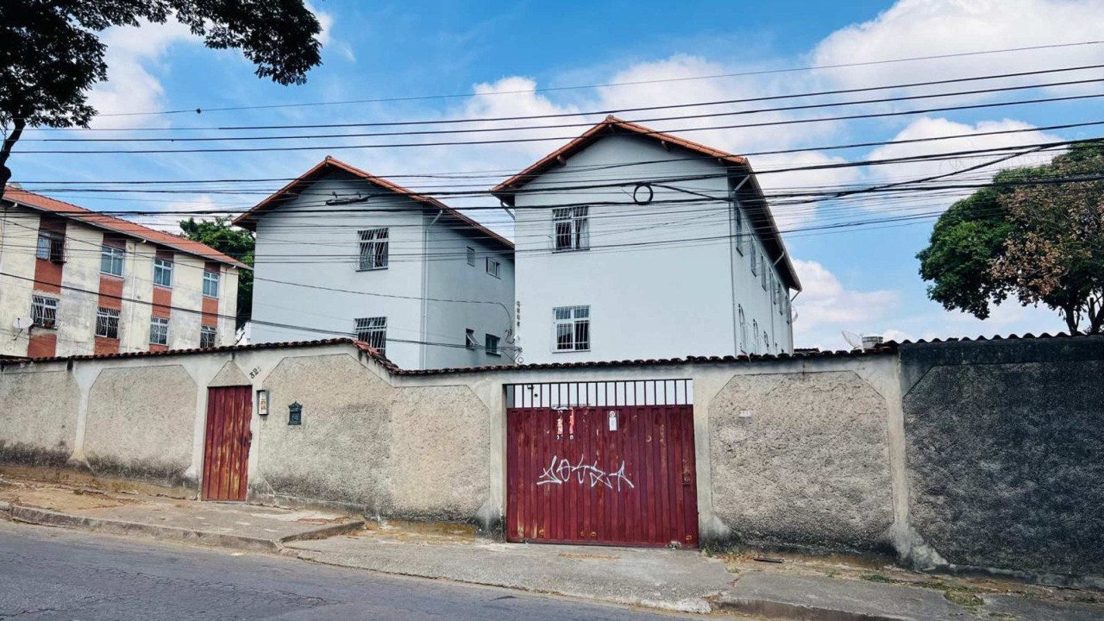 Fachada do pr&eacute;dio no Bairro Conjunto &Aacute;gua Branca, em Contagem, na Regi&atilde;o Metropolitana de Belo Horizonte, onde uma pessoa morreu carbonizada e outra ficou ferida durante um inc&ecirc;ndio em um apartamento na manh&atilde; desta quarta-feira (12/8)