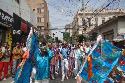 Ritmos,  batuques, alegria, roupas e fitas coloridas  dos grupos de catopês invadem as ruas de Montes Claros nas Festas de Agosto. -  (crédito: Luiz Ribeiro/DA Press)
