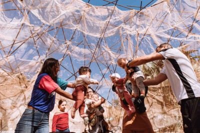 Pular corda, brincar de elásticos, corrida de saco, pé de lata, são apenas algumas das brincadeiras que o festival promove -  (crédito: Divulgação / Jessica Metz)