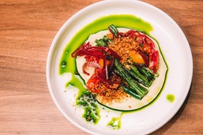 Entrada: homus de edamame com vinagrete de tomate e vagem e farofa crocante pão de alho
 -  (crédito: Gol/Divulgação)